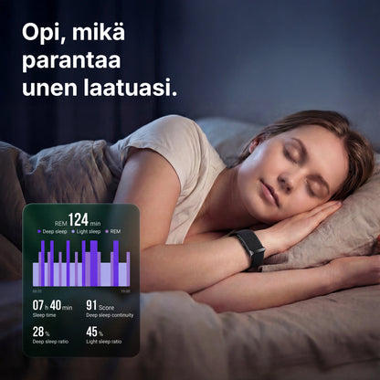 Nainen nukkumassa älykello ranteessa, näytöllä unenlaadun tiedot tummalla taustalla.