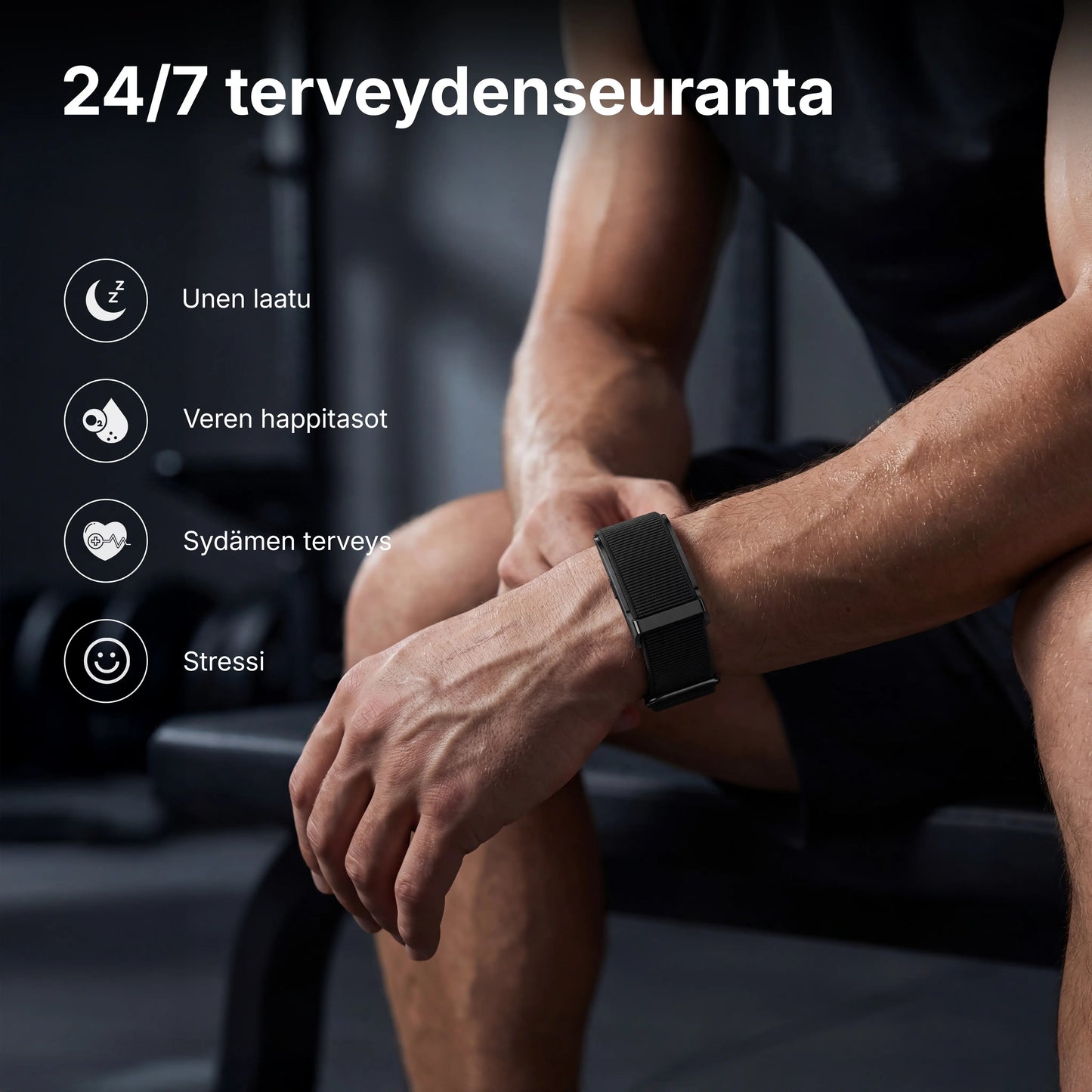 Henkilö istumassa treeniympäristössä HLTH Band ranteessa, kuvassa teksti 24/7 terveydenseurannasta ja sen mittareista.